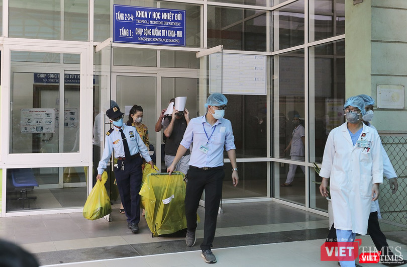 Đúng 11h trưa ngày 27/3, 3 bệnh nhân mắc COVID-19 đang điều trị tại Bệnh viện Đà Nẵng rời Khoa Y học Nhiệt đới - Bệnh viện Đà Nẵng để chuyển cách ly