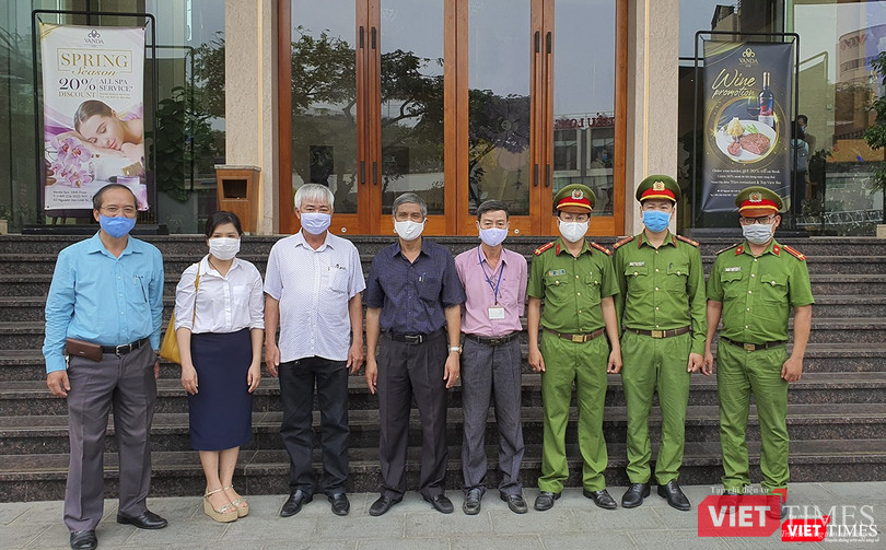 Các lực lượng chức năng làm nhiệm vụ chụp ảnh lưu niệm