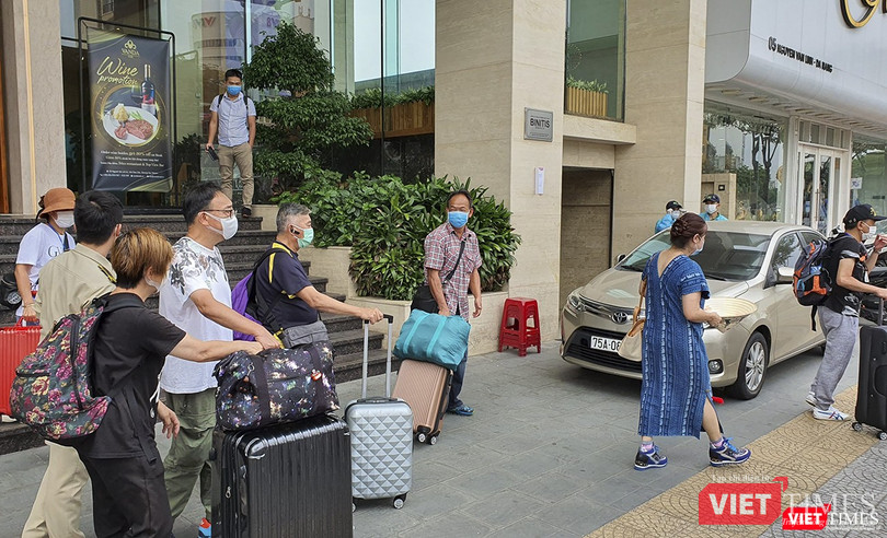 Du khách rời khách sạn để ra sân bay về nước