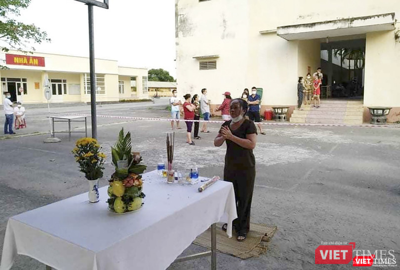 Những người dân cùng quê ở trung tâm cách ly hay chuyện đến thắp hương như sự chia sẻ cùng hoàn cảnh của ông Sỹ