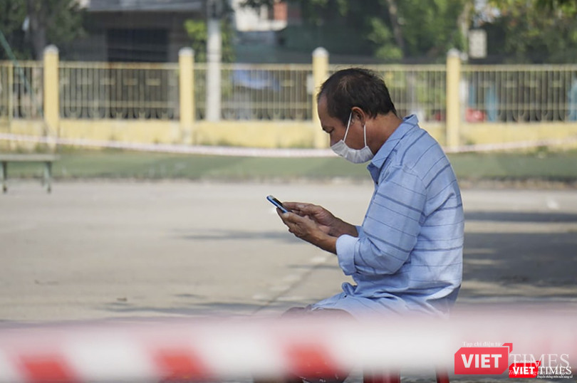 Ông Sỹ chứng kiến lễ tang cha qua điện thoại từ người thân ở quê chia sẻ