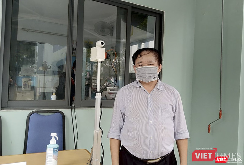 GS.TSKH.Bùi Văn Ga - nguyên Thứ trưởng Bộ GD&ĐT bên thiết bị đo thân nhiệt từ xa do chính ông và nhóm nghiên cứu chế tạo GS.TSKH.Bùi Văn Ga - nguyên Thứ trưởng Bộ GD&ĐT bên thiết bị đo thân nhiệt từ xa do chính ông và nhóm nghiên cứu chế tạo