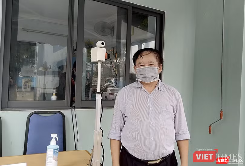 GS.TSKH.Bùi Văn Ga - nguyên Thứ trưởng Bộ GD&ĐT bên thiết bị đo thân nhiệt từ xa do chính ông và nhóm nghiên cứu chế tạo