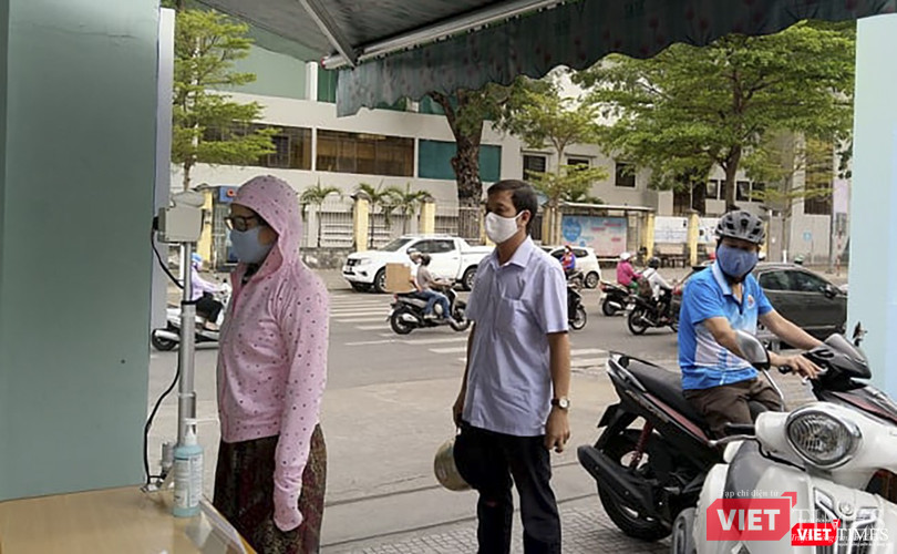 Thiết bị được lắp đặt ngay cổng bảo vệ đi vào ĐH Đà Nẵng Thiết bị được lắp đặt ngay cổng bảo vệ đi vào ĐH Đà Nẵng