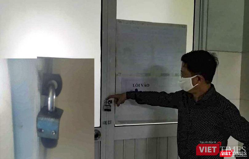 Cửa sau khu vực cách ly (ảnh lớn) và khuy ổ khóa bị người thân bệnh nhân mắc COVID-19 thứ 35 phá để trốn về nhà Cửa sau khu vực cách ly (ảnh lớn) và khuy ổ khóa bị người thân bệnh nhân mắc COVID-19 thứ 35 phá để trốn về nhà