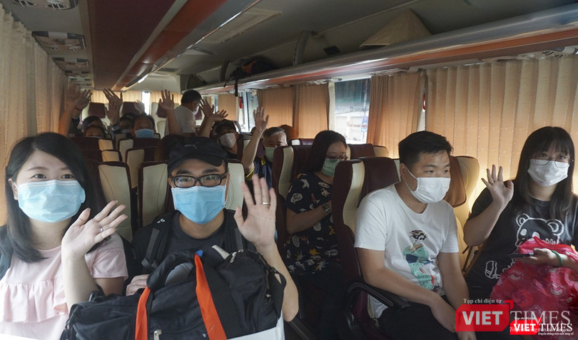 Du khách được đón và đưa ra sân bay