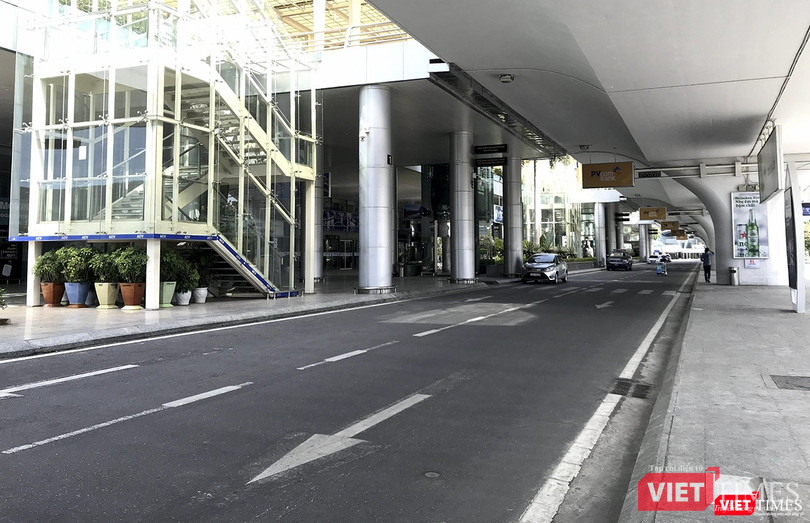 Đường dãn vào nhà ga nội địa Sân bay quốc tế Đà Nẵng vắng khách Đường dãn vào nhà ga nội địa Sân bay quốc tế Đà Nẵng vắng khách