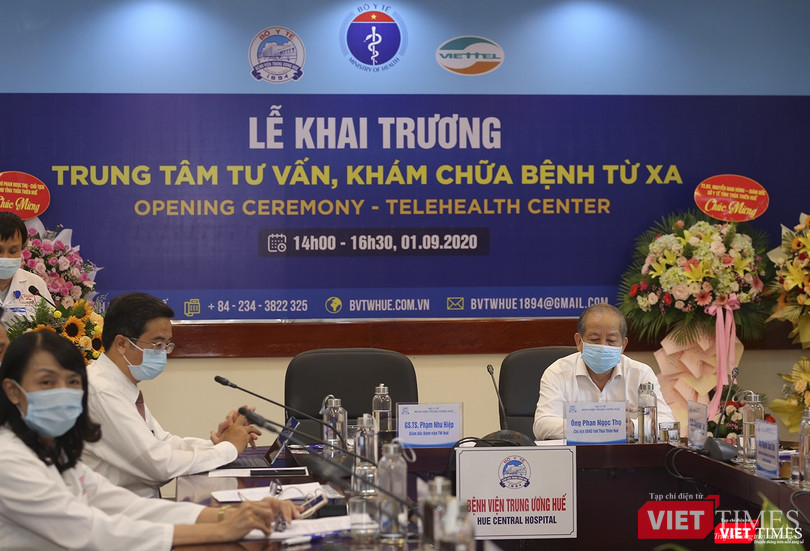 Các chuyên gia trong buổi tư vấn trực tuyến nhân sự kiện khai trương