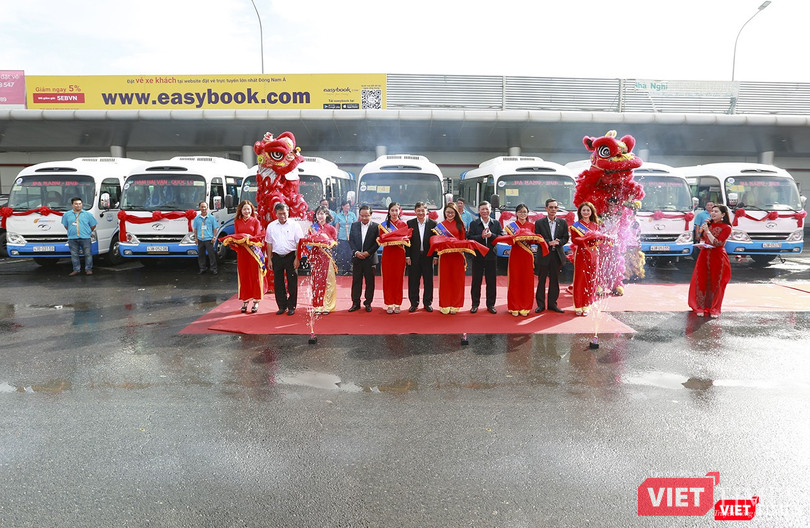 Lãnh đạo UBND TP Đà Nẵng, Sở GTVT và đại diện doanh nghiệp cắt băng khánh thành tuyến xe buýt Đà Nẵng - Huế