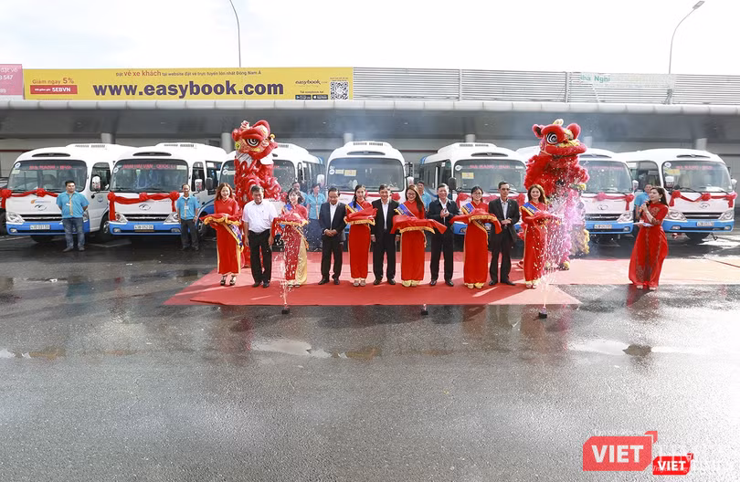 Lãnh đạo UBND TP Đà Nẵng, Sở GTVT và đại diện doanh nghiệp cắt băng khánh thành tuyến xe buýt Đà Nẵng - Huế Lãnh đạo UBND TP Đà Nẵng, Sở GTVT và đại diện doanh nghiệp cắt băng khánh thành tuyến xe buýt Đà Nẵng - Huế