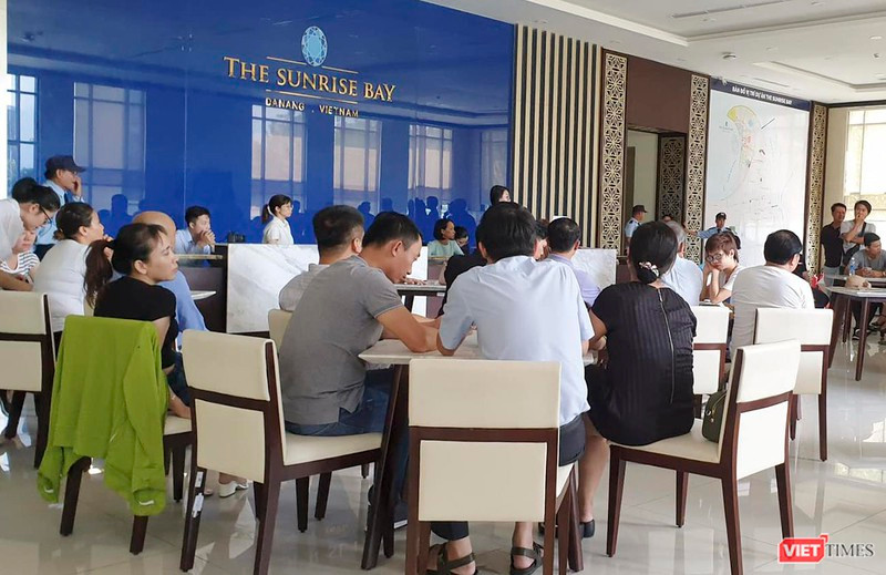 Rất nhiều lần khách hàng mua sản phẩm BĐS ở Khu đô thị Đa Phước kéo đến nhà điều hành dự án để đòi quyền lợi Rất nhiều lần khách hàng mua sản phẩm BĐS ở Khu đô thị Đa Phước kéo đến nhà điều hành dự án để đòi quyền lợi