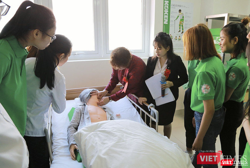 Giảng viên thuộc hệ thống tập đoàn Aijinkai và Seichokai ở Nhật Bản đang giảng dạy những sinh viên đầu tiên của lớp kỹ năng điều dưỡng tiêu chuẩn y tế Nhật Bản đầu tiên Giảng viên thuộc hệ thống tập đoàn Aijinkai và Seichokai ở Nhật Bản đang giảng dạy những sinh viên đầu tiên của lớp kỹ năng điều dưỡng tiêu chuẩn y tế Nhật Bản đầu tiên