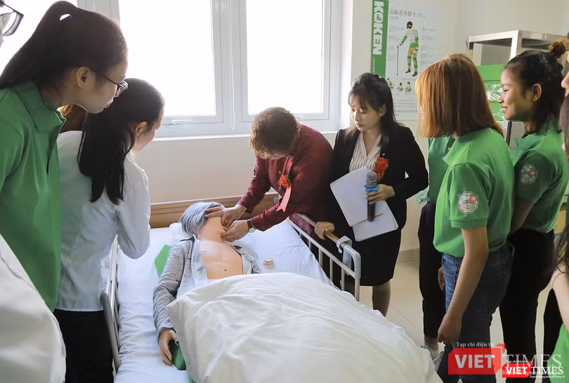 Giảng viên thuộc hệ thống tập đoàn Aijinkai và Seichokai ở Nhật Bản đang giảng dạy những sinh viên đầu tiên của lớp kỹ năng điều dưỡng tiêu chuẩn y tế Nhật Bản đầu tiên Giảng viên thuộc hệ thống tập đoàn Aijinkai và Seichokai ở Nhật Bản đang giảng dạy những sinh viên đầu tiên của lớp kỹ năng điều dưỡng tiêu chuẩn y tế Nhật Bản đầu tiên