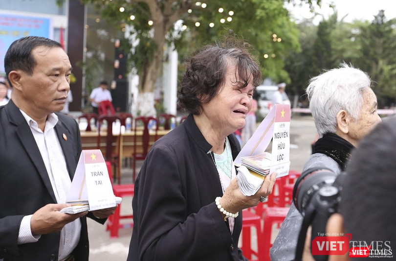 Bà Lê Thị Lan, mẹ của liệt sĩ Nguyễn Hữu Lộc đã khóc nấc khi cầm trên tay bài vị của con tại Lễ tưởng niệm.
