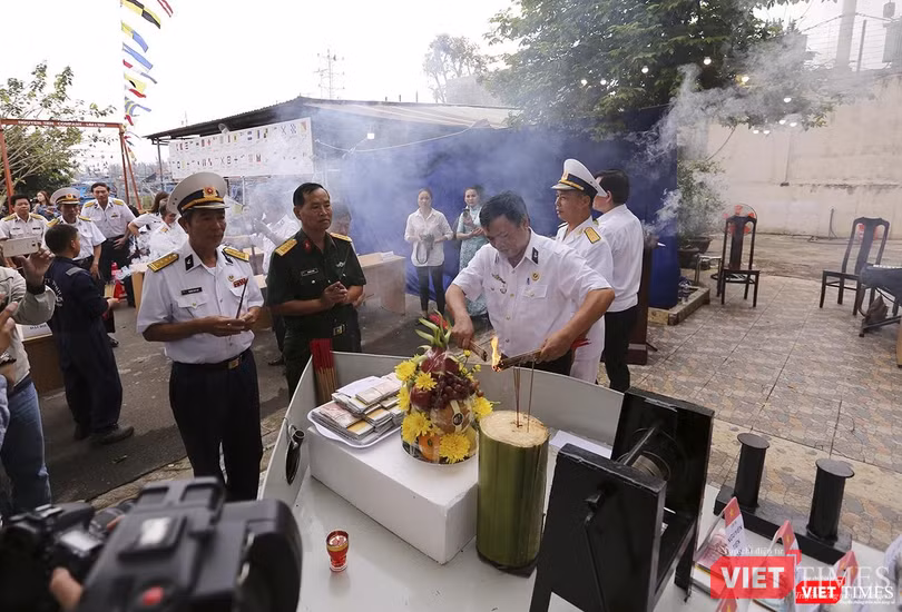 Thắp hương cầu nguyện cho các liệt sĩ được siêu thoát