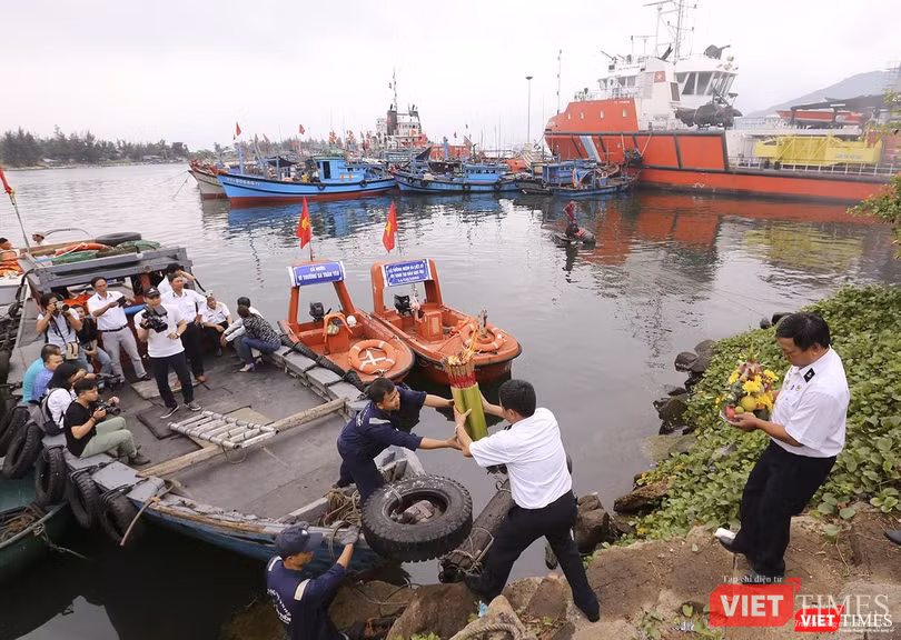 Sau khi tiến hành các nghi lễ trên bờ, thuyền cùng hoa đăng hướng cửa biển sông Hàn