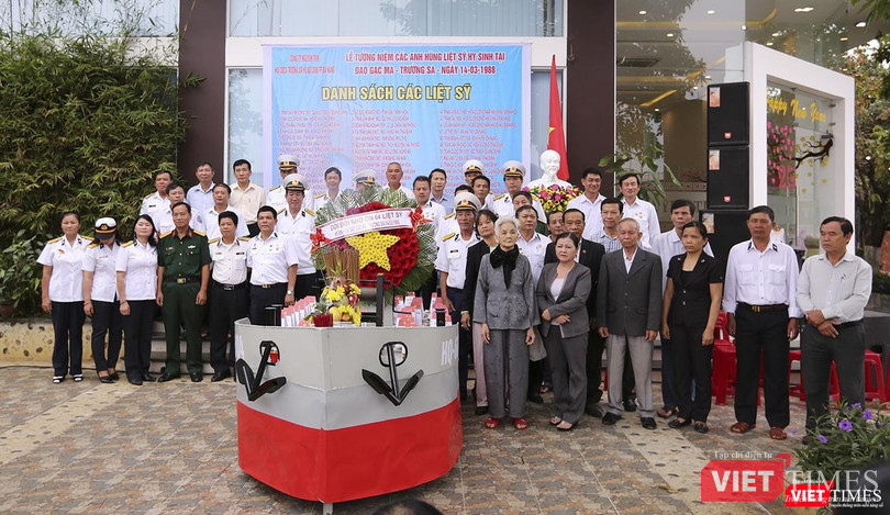 Ảnh lưu niệm trong ngày "giỗ chung" của 64 liệt sĩ hy sinh giữ đảo Gạc Ma năm 1988