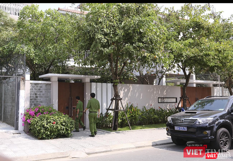 Vào khoảng 9h30 cùng ngày, lực lượng công an, viện kiểm sát đi trên xe ô tô chuyên dụng mang BKS 80A-02576 cùng đã có mặt và đi vào nhà ông Nguyễn Ngọc Tuấn tại số 85 Hoàng Kế Viêm 