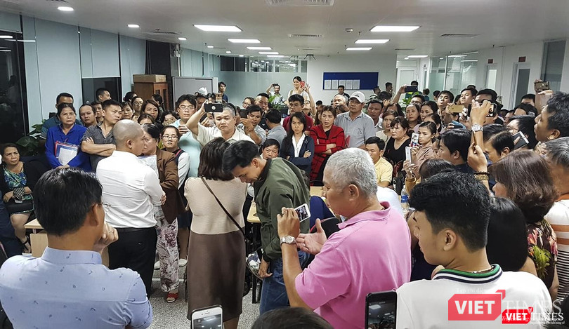 Người mua "vây ráp" trụ sở Công ty CP Đầu tư Hoàng Nhất Nam để đòi quyền lợi Người mua "vây ráp" trụ sở Công ty CP Đầu tư Hoàng Nhất Nam để đòi quyền lợi