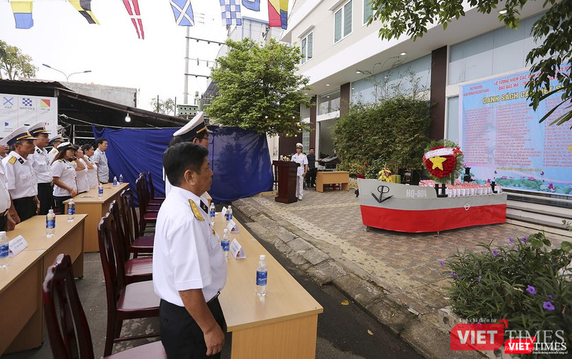 Giây phút tưởng niệm các liệt sĩ đã anh dũng hi sinh vì chủ quyền biển đảo thiêng liêng của Tổ quốc.