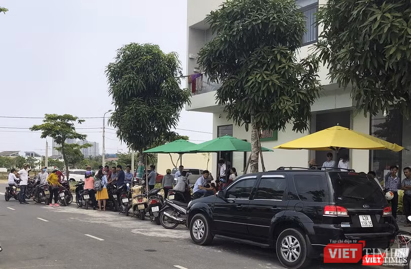 Rất đông người mua tụ tập chờ được gặp người có trách nhiệm của Côg ty CP Bách Đạt An và Côngt ty CP Đầu tư Hoàng Nhất Nam đối chất vì quyền lợi của người mua