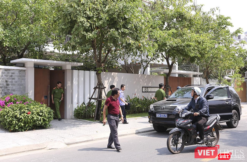 Vào khoảng 9h30 cùng ngày, lực lượng công an, viện kiểm sát đi trên xe ô tô chuyên dụng mang BKS 80A-02576 cùng đã có mặt và đi vào nhà ông Nguyễn Ngọc Tuấn tại số 85 Hoàng Kế Viêm 