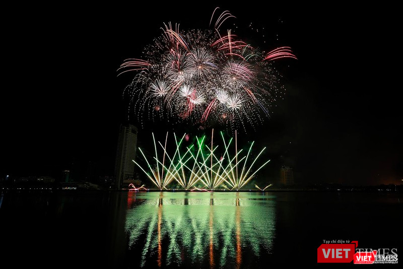 Một pha trình diễn pháo hoa của đội Phần Lan tại đêm chung kết DIFF 2019