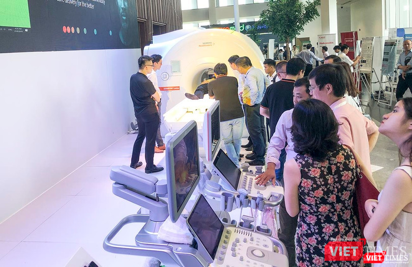 Nhiều thiết bị chẩn đoán hình ảnh hiện đại nhất được trưng bày, giới thiệu tại hội nghị Nhiều thiết bị chẩn đoán hình ảnh hiện đại nhất được trưng bày, giới thiệu tại hội nghị