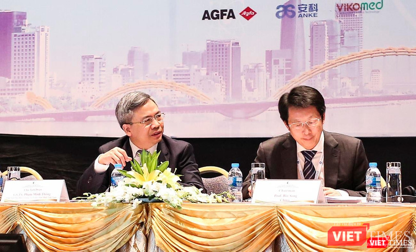 GS.TS Phạm Minh Thông - Chủ tịch Hội Điện quang và Y học hạt nhân Việt Nam (trái) cùng chuyên gia hội Điện quang châu Á điều hành phiên hội thảo về điện quang can thiệp GS.TS Phạm Minh Thông - Chủ tịch Hội Điện quang và Y học hạt nhân Việt Nam (trái) cùng chuyên gia hội Điện quang châu Á điều hành phiên hội thảo về điện quang can thiệp