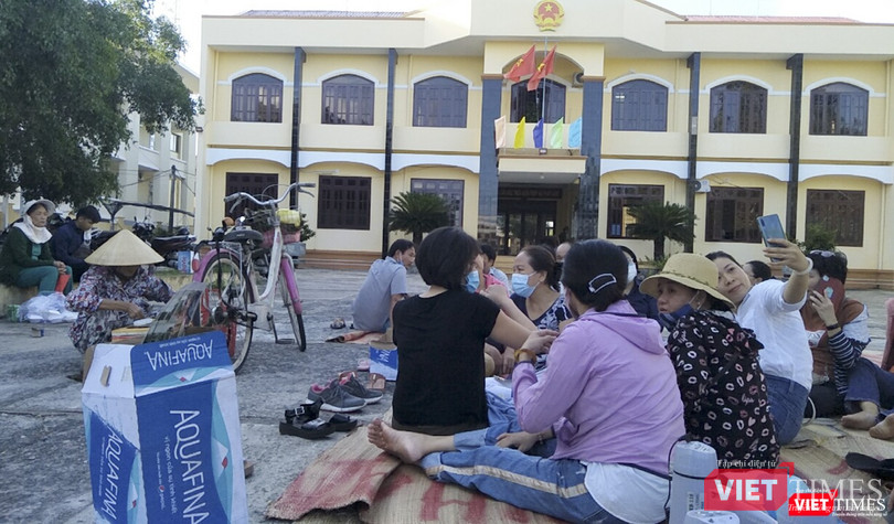 Số khách hàng này trải chiếu ngồi chờ tại trụ sở TAND thị xã Điện Bàn (Quảng Nam). Số khách hàng này trải chiếu ngồi chờ tại trụ sở TAND thị xã Điện Bàn (Quảng Nam).