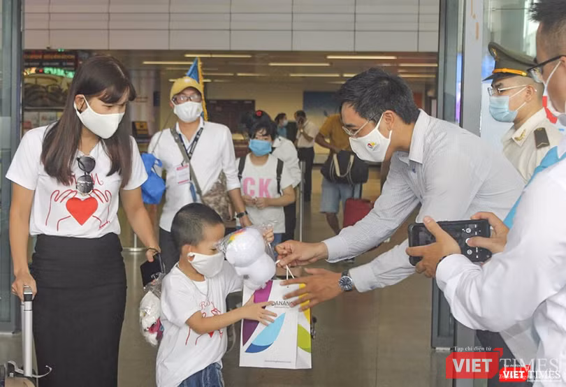 Đại diện ngành du lịch Đà Nẵng tặng quá cho du khách đến với Đà Nẵng