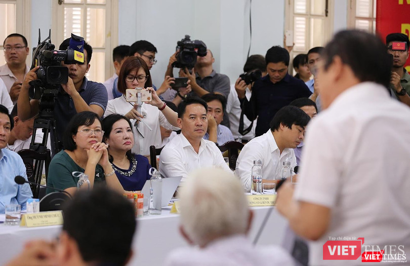 Bà Nguyễn Thị Như Loan (Chủ tịch HĐQT kiêm Tổng Giám đốc Công ty CP Quốc Cường Gia Lai), đại diện Chủ đầu tư Dự án BĐS và Bến du thuyền Marina Complex (mặc áo đen ngồi giữa) đang lắng nghe ý kiến phản biện tại Hội nghị Bà Nguyễn Thị Như Loan (Chủ tịch HĐQT kiêm Tổng Giám đốc Công ty CP Quốc Cường Gia Lai), đại diện Chủ đầu tư Dự án BĐS và Bến du thuyền Marina Complex (mặc áo đen ngồi giữa) đang lắng nghe ý kiến phản biện tại Hội nghị