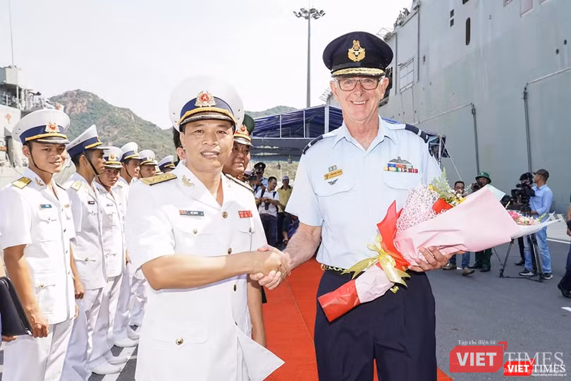 Lễ đón đội tàu Hải quân Hoàng gia Australia gồm HMAS Canberra và HMAS Newcastle, cùng hơn 800 thủy thủ được cử hành ngay tại chân cầu cảng Lễ đón đội tàu Hải quân Hoàng gia Australia gồm HMAS Canberra và HMAS Newcastle, cùng hơn 800 thủy thủ được cử hành ngay tại chân cầu cảng