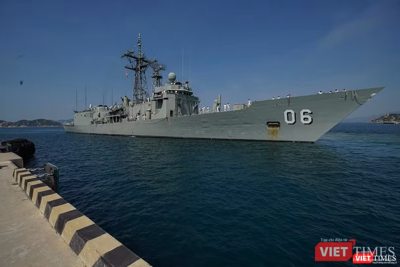 Tàu hộ vệ tên lửa HMAS Newcastle chuẩn bị cập cảng quân sự Cam Ranh Tàu hộ vệ tên lửa HMAS Newcastle chuẩn bị cập cảng quân sự Cam Ranh