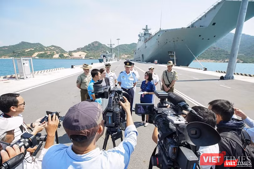 Buổi họp báo nhanh nhân chuyến thăm của đội tàu diễn ra ngay tại hiện trường Buổi họp báo nhanh nhân chuyến thăm của đội tàu diễn ra ngay tại hiện trường