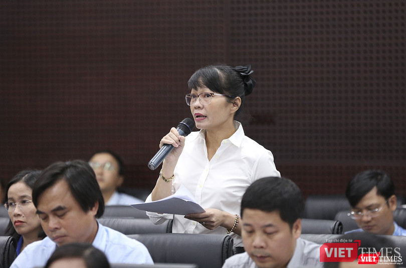 Bà Trần Thị Thanh Tâm - Chủ tịch UBND quận Sơn Trà trả lời ý kiến chất vấn tại buổi đối thoại