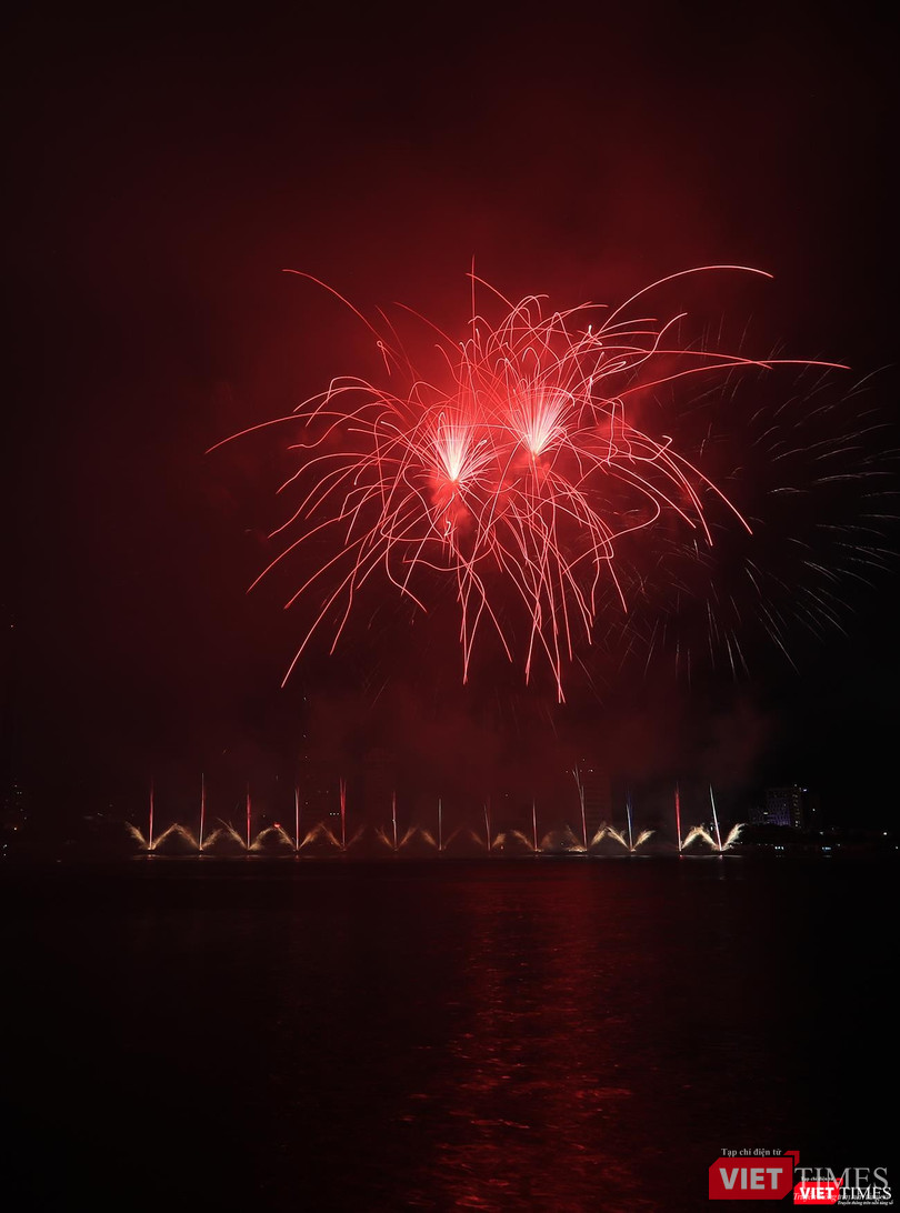 Màn tỏ tình" của đội Ý chìm trong khói pháo