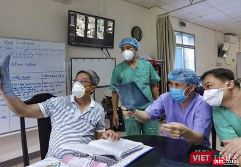 Thứ trưởng Bộ Y tế Nguyễn Trường Sơn - Trưởng Bộ phận thường trực của Bộ Y tế phòng chống dịch COVID-19 tại Đà Nẵng trong buổi làm việc với Bệnh viện Trung ương Huế cơ sở 2