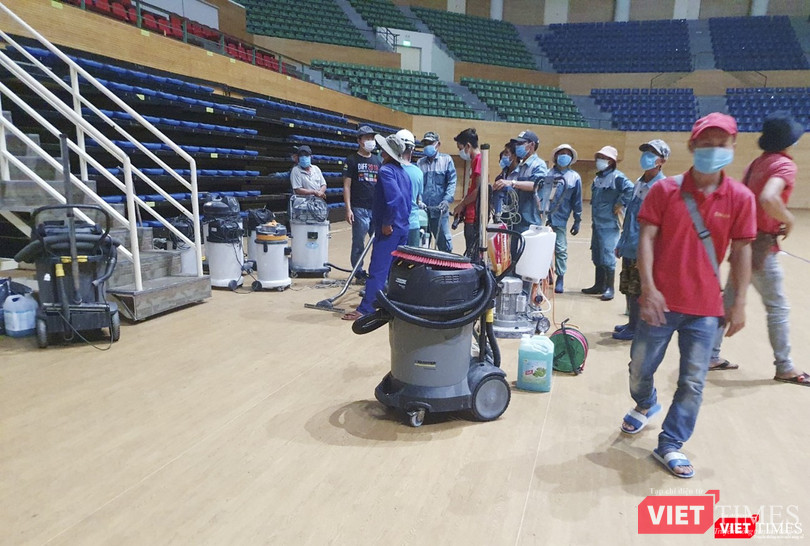 Phía trong sân, thiết bị vệ sinh được huy động