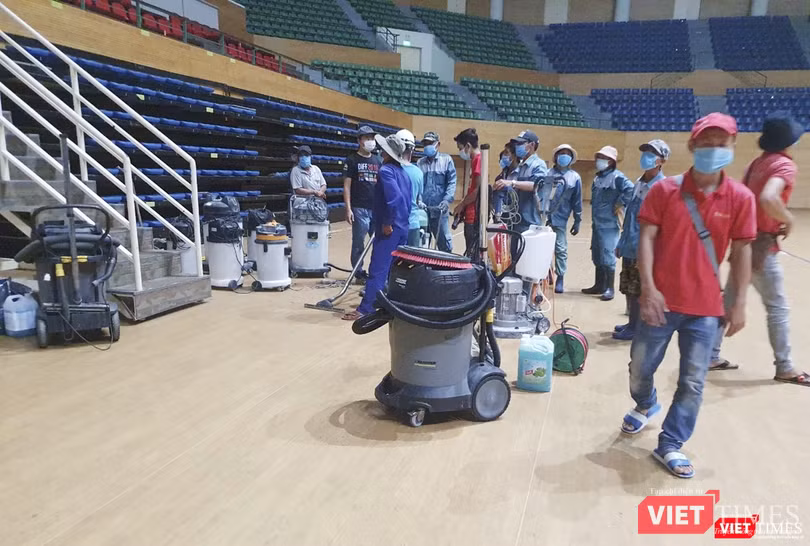 Phía trong sân, thiết bị vệ sinh được huy động