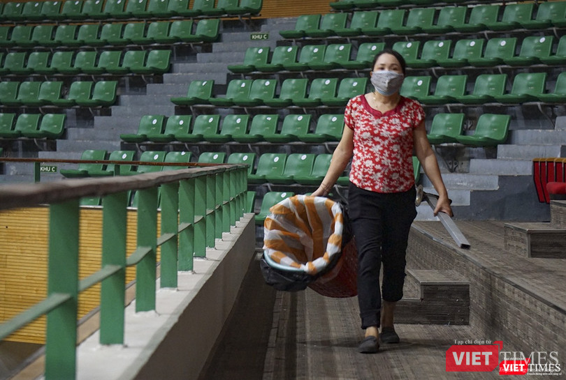 Phía bên trong, công việc dọn dẹp bắt đầu