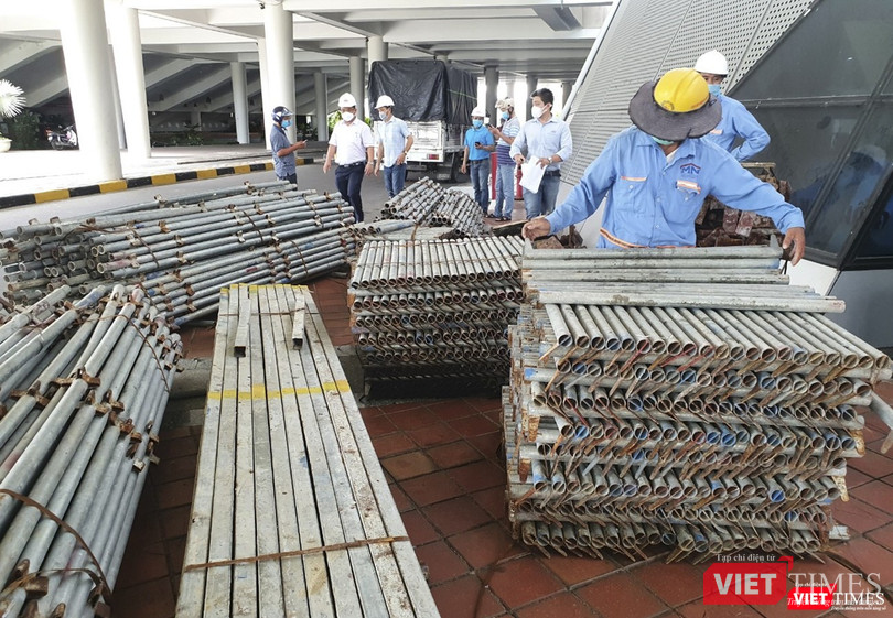 Công nhân chuẩn bị thiết bị lắp dựng