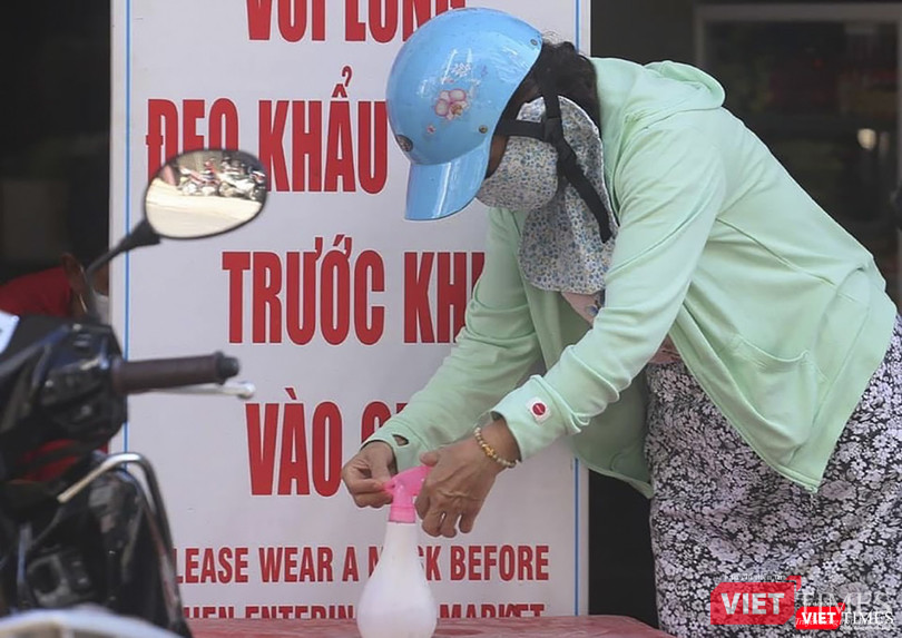 Người dân tự giác rửa tay trước khi vào chợ