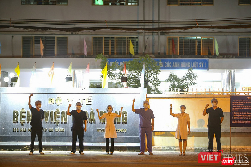 Các nhân viên y tế xếp hàng chào người dân ngay sau khi bệnh viện được dở bỏ phong tỏa