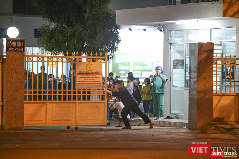 Đúng 0h ngày 8/8, cánh cổng chính Bệnh viện C Đà Nẵng đã được mở trở lại sau 14 ngày phong tỏa