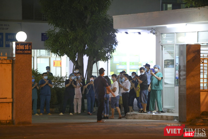 Nhân viên y tế bệnh viện từ bên trong nhìn ra