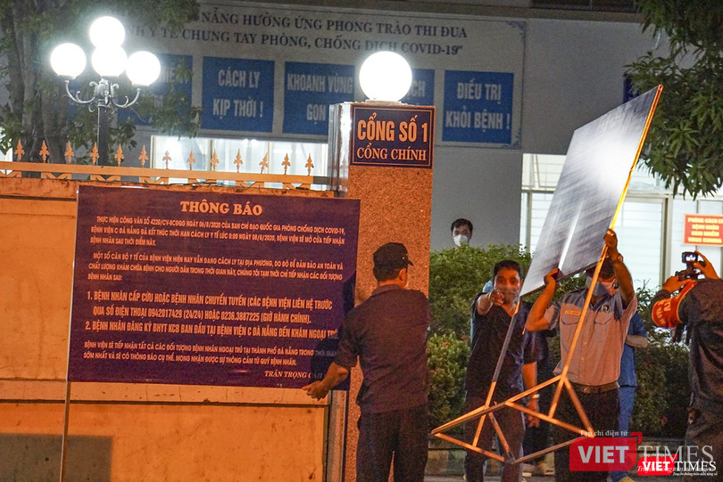 Lực lượng bảo vệ dựng lại các thông báo về tiếp nhận bệnh nhân