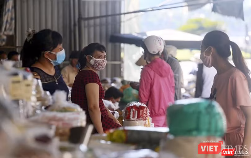 Tất cả tiểu thương và người dân đi chợ đều đeo khẩu trang và tuân thù quy định phòng dịch