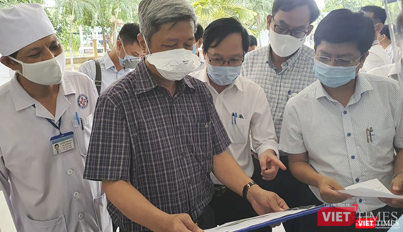 Thứ trưởng Bộ Y tế Nguyễn Trường Sơn kiểm tra công tác phòng, chống dịch tại Quảng Ngãi (Ảnh: Anh Văn-Tuấn Dũng)