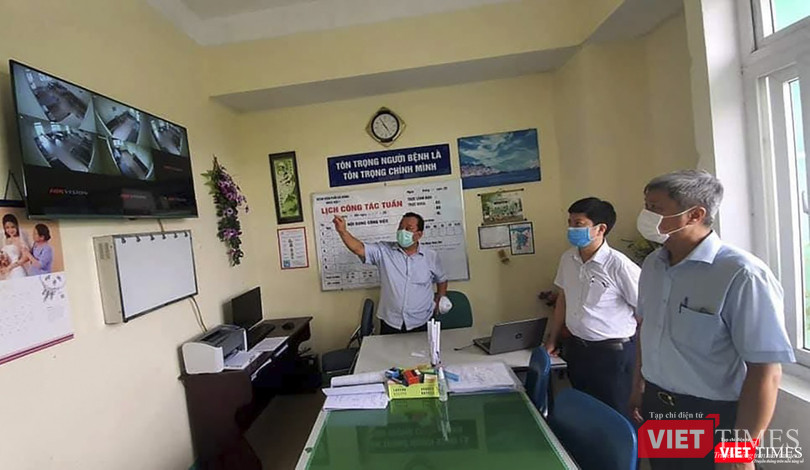 Thứ trưởng Bộ Y tế Nguyễn Trường Sơn cùng Bác sĩ Nguyễn Trọng Khoa giám sát lắp đặt trang thiết bị phòng chống dịch tại Bệnh viện Phổi Đà Nẵng.